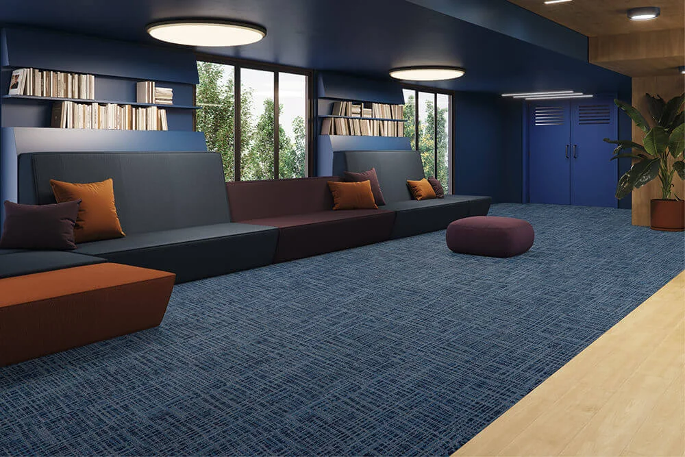 Tendências de pisos corporativos para 2026: a força da combinação entre LVT e carpetes em placa