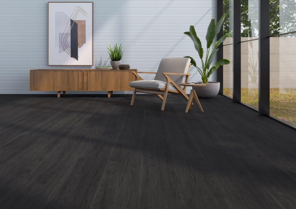 Piso vinílico preto madeira ebanizada aplicado em escritório moderno com mobiliário contemporâneo e iluminação natural.