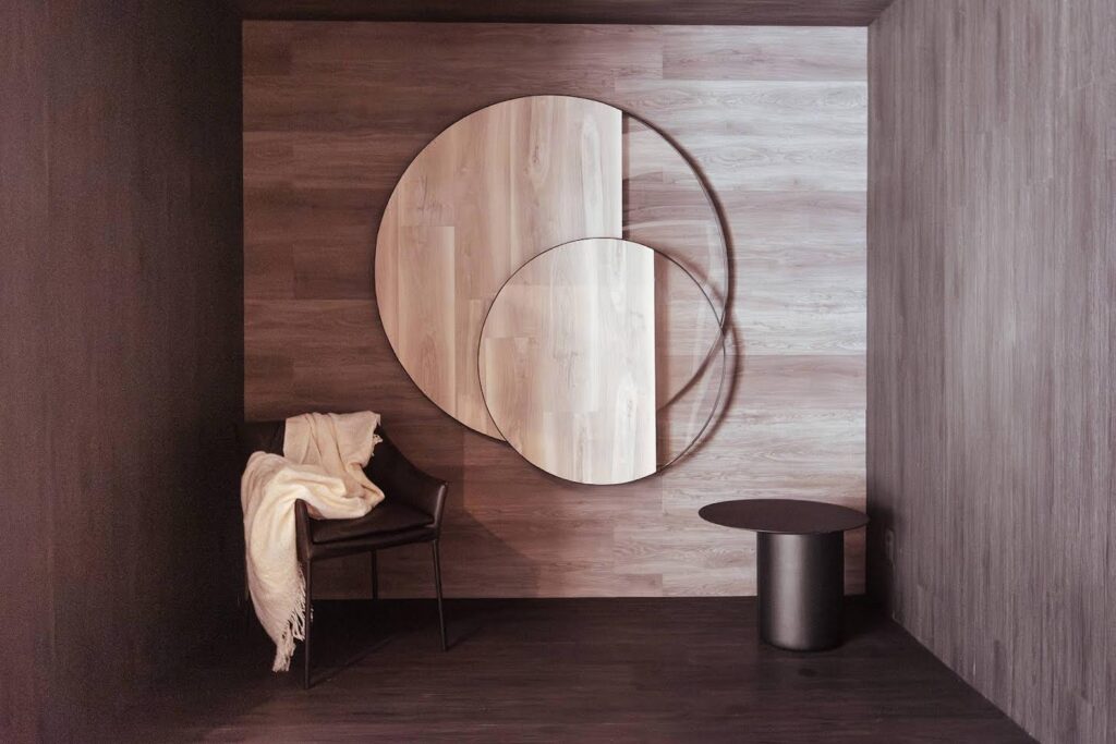 Piso vinílico preto madeira ebanizada aplicado em ambiente corporativo sofisticado com design contemporâneo.