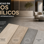 Showroom moderno com piso vinílico em grandes formatos inspirado em pedra natural, apresentando tendências vistas nas feiras Expo Revestir 2026 e Domotex.