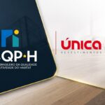 Logo do PBQP-H ao lado da marca Única Revestimentos sobre piso vinílico, ilustrando a certificação de qualidade exigida em algumas obras financiadas pela Caixa.