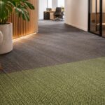 Piso vinílico com aparência de carpete em ambiente corporativo moderno