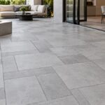 Piso vinílico com visual de concreto em assentamento Ashlar combinando placas e réguas de diferentes formatos.